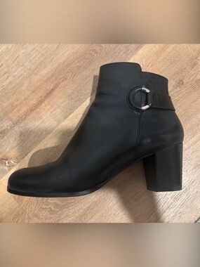 Cole Haan Black Leather Bailey Ankle Boot with Gold Ring Accent size 8.5